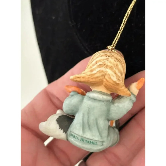 Berta Hummel Goebel "Little Gift Wrapper" Christmas Ornament 1997 - Picture 7 of 7